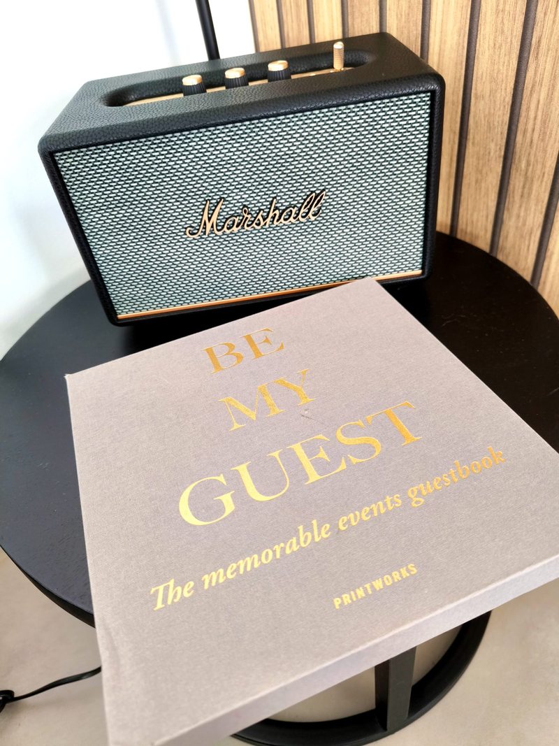 Marshall-speaker en boek
