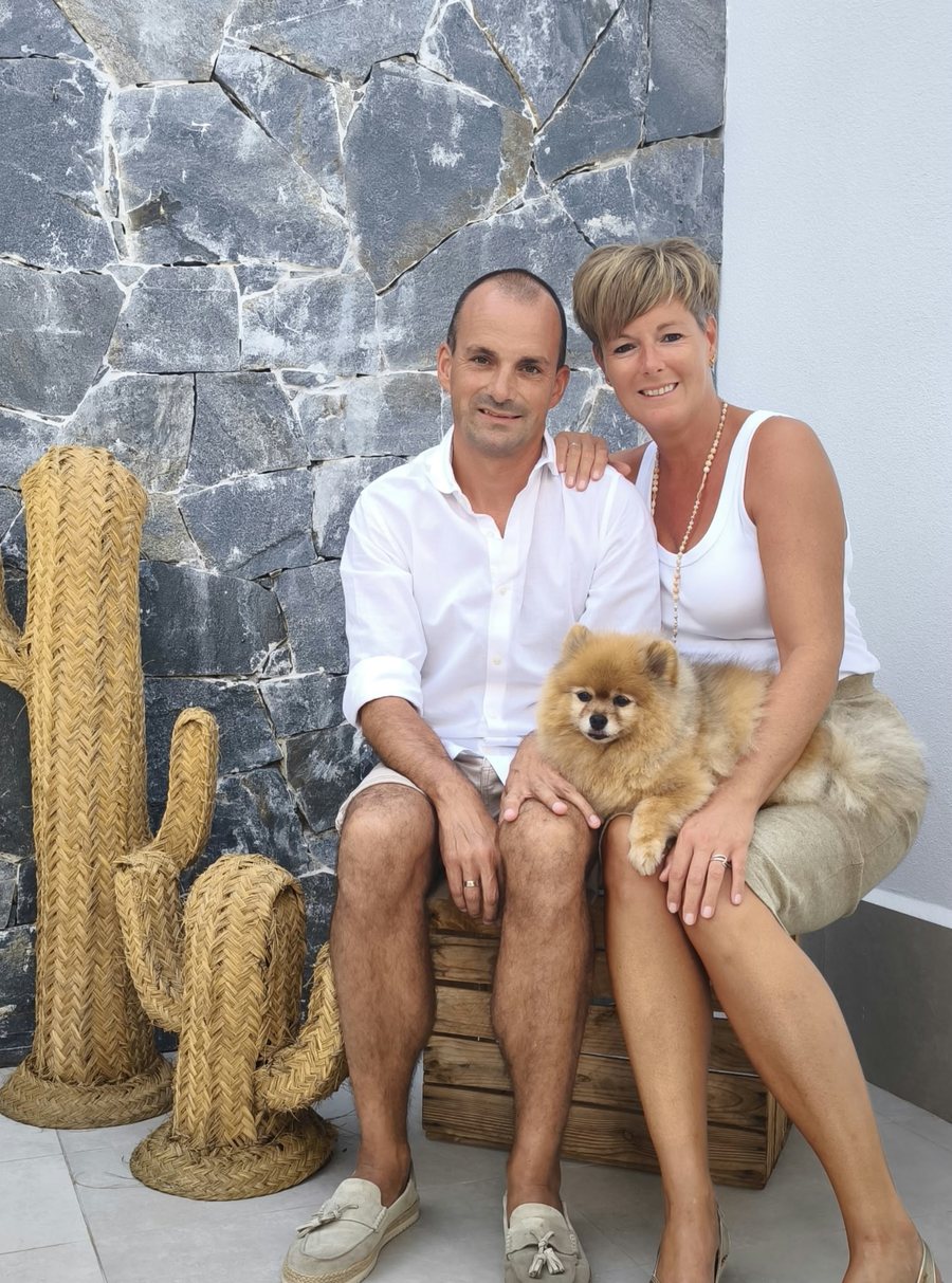 Bram en Nele met hun hondje, de eigenaars van Casa de PEDRO